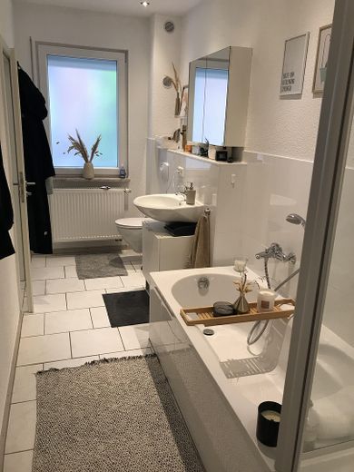 Charmantes Hinterhaus in zentraler Lage mit Stellplatz – ideal für Paar oder Zweier-WG – Badansicht