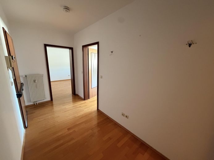 Helle 2-Zimmer-Wohnung, neues Bad, neue Küche, U-Bahn-nähe – Flur