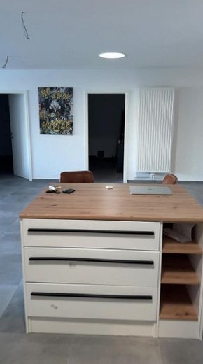 Moderne 3-Zimmer-Wohnung mit großem Balkon in Kaarst – Wohnzimmer