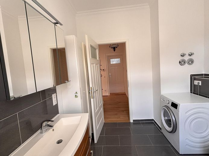 Helle modernisierte 3-Zimmer-Altbauwohnung im Weitlingkiez - Provisionsfrei - – Das große Bad vom Fenster aus