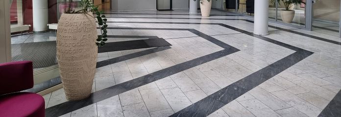 Premium Office – Sofort bezugsfertiges Büro mit Glaswänden und Top-Ausstattung – Foyer Erdgeschoss