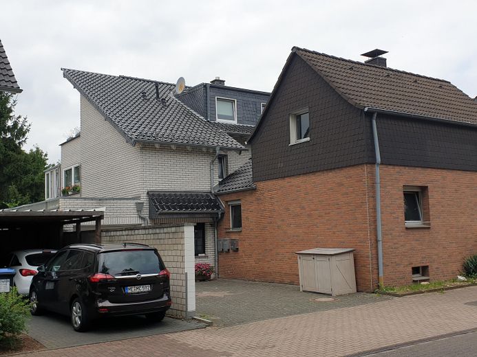 Einfamilienhaus für Handwerker oder Selbermacher – Giebelseite links + Haupthaus