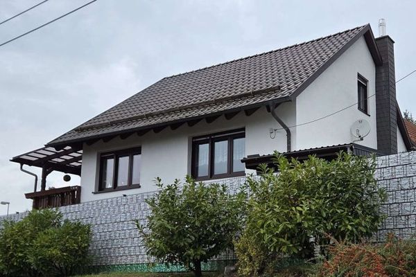 ढलान पर स्थित Rhön-दृश्य वाला रत्न: शांति चाहने वालों, एकल निवासियों और अवकाश गृह के रूप में