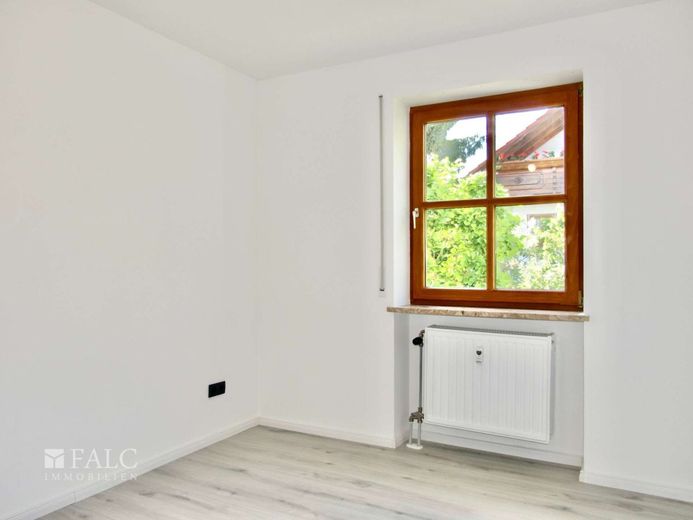 Einfach Mehr: Großzügige 4-Zimmer-Wohnung über 2 Ebenen | 217 m² Wfl | Einliegerwohnung - Tegernheim – EG: Schlafzimmer 1 von 3