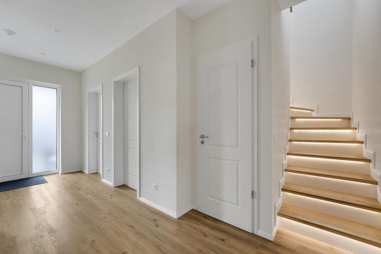 Exklusives und junges EFH mit Ferien-/Einliegerwohnung **provisionsfrei** – Foyer