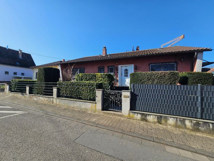 Piękny dom w stylu bungalowu z ogrodem i dużym garażem – Aussenansicht