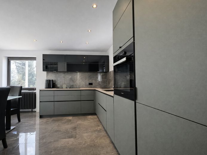 Modernes Bungalow mit ca. 200 m² Wohn- und Nutzfläche, Vollkeller und großem Grundstück in Glinde – Küche Eingang