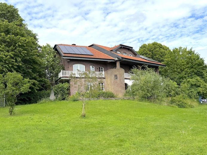 +++ REPRÄSENTATIVES FAMILIENANWESEN MIT EINLIEGERWOHNUNG UND PANORAMABLICK +++ – BLICK IN DEN GARTEN