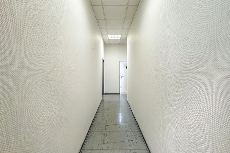 Flur zu Küche und WCs