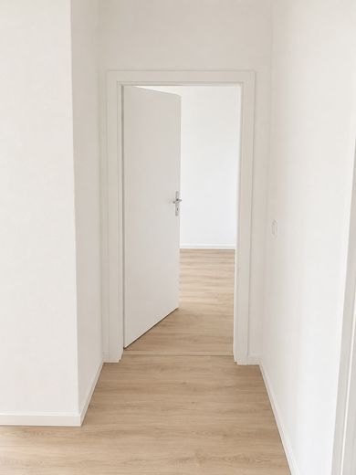 Świeżo wyremontowane mieszkanie 2-pokojowe z balkonem – Magdeburg-Stadtfeld Ost – Blick aus Flur in Schlafzimmer