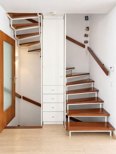 Raumwunder in ruhiger Sackgasse, Reihenhaus, Endreihenhaus – Treppe Flur