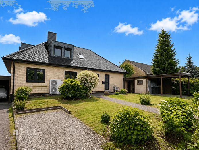 Modernisiertes Wohnhaus mit Einliegerwohnung, Smart Home, PV-Anlage und Feldrandlage – Ansicht Straßenseite