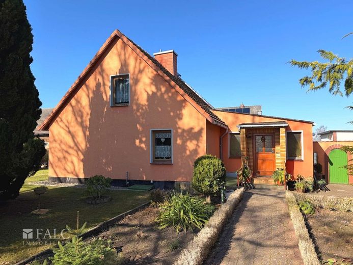 ***Einfamilienhaus in ruhiger Lage auf großem Grundstück - viel Raum für Ihre Ideen*** – Ansicht vorn