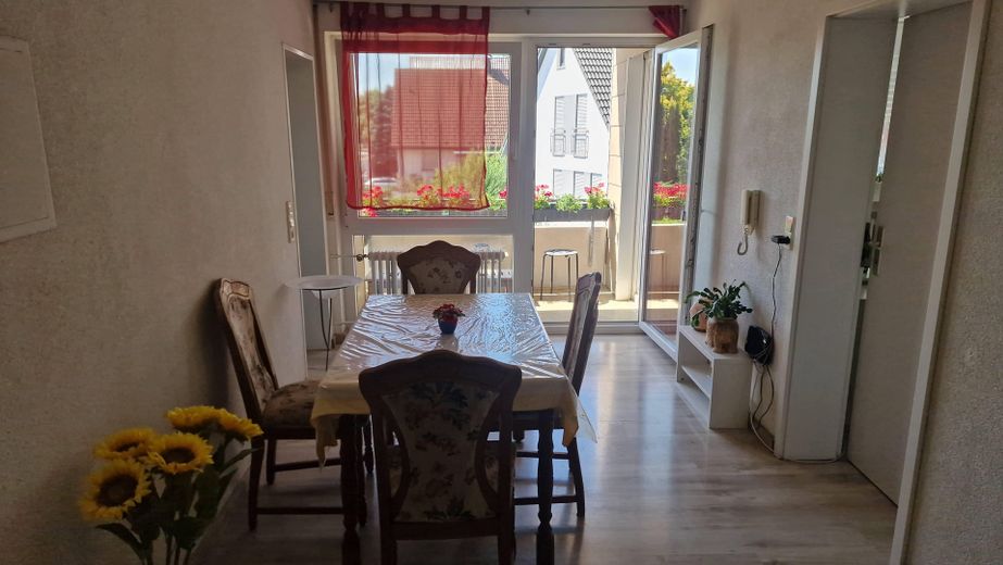 Preis verhandelbar: Helle, kurzfristig bezugsfreie 4,5-Zi.-Wohnung in Top-Lage von Laupheim-Süd – Flur - Essbereich