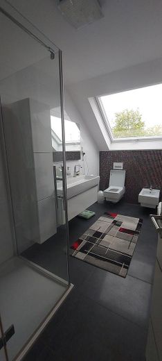 Geräumiges und modernisiertes 8-Zimmer-Einfamilienhaus mit geh. Innenausstattung in bester Lage – Bad OG