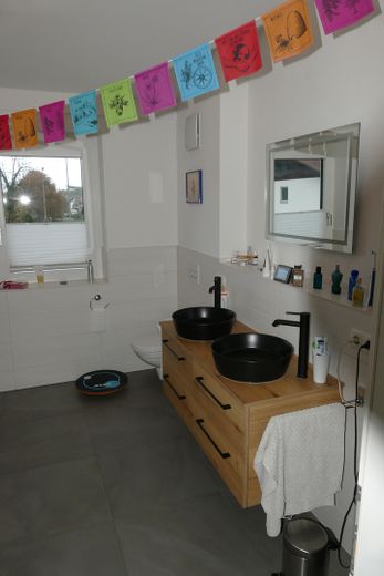 PROVISIONSFREI! Exklusives 4-Zimmer Penthouse in ruhiger Lage in Rosenheim Süd – Hauptbad_1