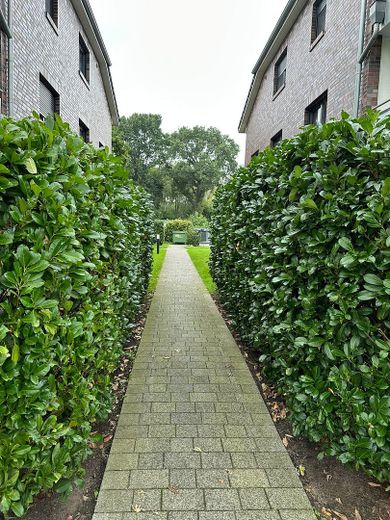 Appartement en copropriété haut de gamme de 2 pièces avec terrasse et place de parking en sous-sol – Einladener Eingang