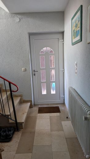 Schweinfurt yakınında misafir daireli ev, ticari salon + imarlı arsa – Haustür Einliegerwohnung