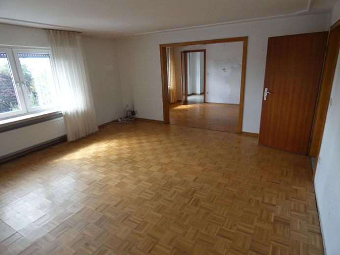 Mehrfamilienhaus mit Südlage und traumhaftem Ausblick – Wohn- und Essbereich OG