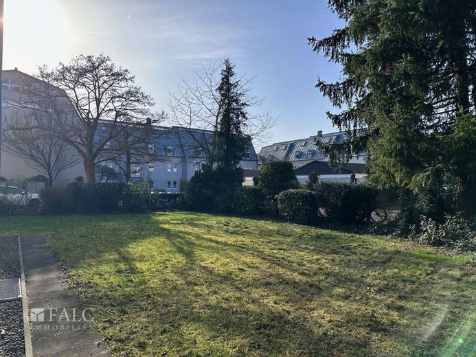 Großzügige 132 m² Wohnung mit großem Balkon und Stellplatz im gepflegten Dreifamilienhaus – Garten