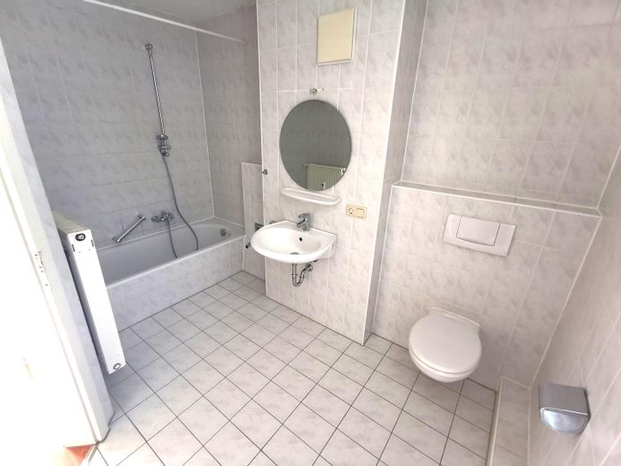 Familienfreundliche 4‑Zi‑Maisonette mit EBK & Balkon – Bad