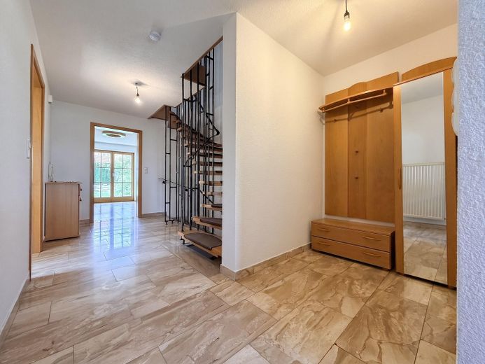 Casa adosada de 6 habitaciones con jardín, balcón orientado al sur y garaje en Germaringen – Eingangsflur mit Garderobe