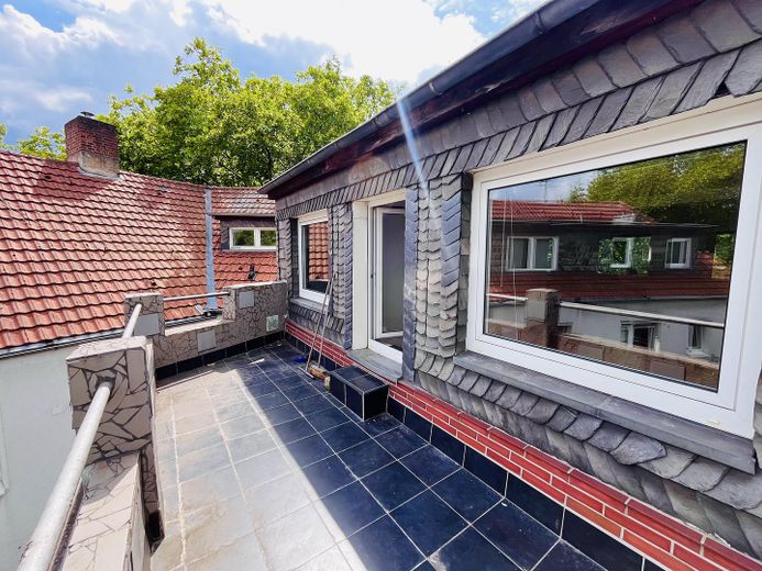 Ruhe über dem Wasserviertel | zentral auf 165 m² | Dachterrasse mit Blick ins Grüne – Sonnige Dachterrasse