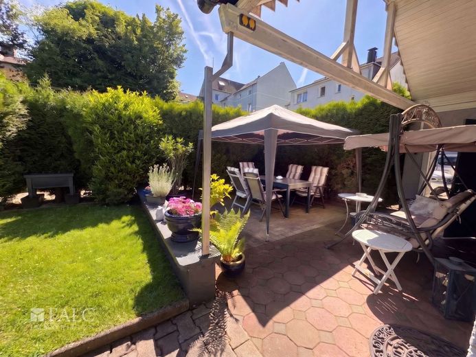 Top-Investment mit Wellness-Faktor: Sanierte Ertragsperle mit Saunahaus &amp; Garagen in wachsender Lage – Garten 3