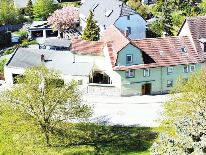 Dorndorf-Steudnitz: Viel Platz, viele Möglichkeiten: Haus, Einliegerwohnungs-Potenzial für Familien – Haus mit Garagen