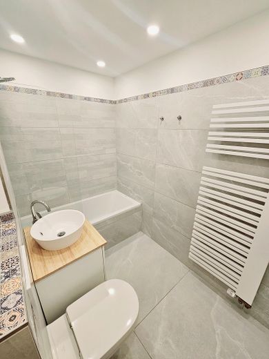 Geschmackvolle 4-Raum-Maisonette-Wohnung mit gehobener Innenausstattung, EBK und großem Balkon – Bad 1. Etage