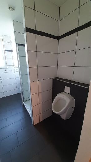 Voll vermietetes Mehrfamilienhaus mit stabilem Cashflow und Entwicklungspotenzial in Krefeld – EG Badezimmer
