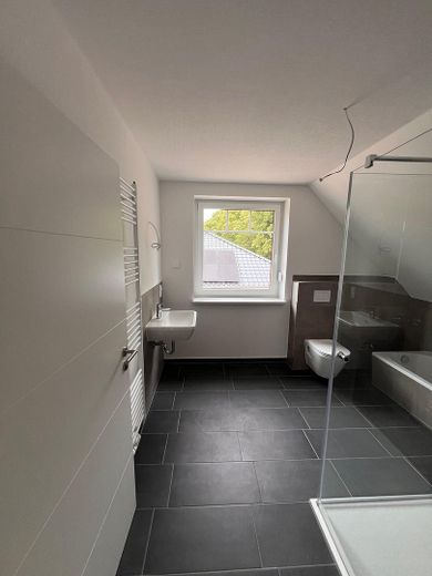 Neubau Erstbezug -  energieeffiziente Mittelwohnung im Reihenhaus für Familien zu vermieten – Bad OG (Baugleich)