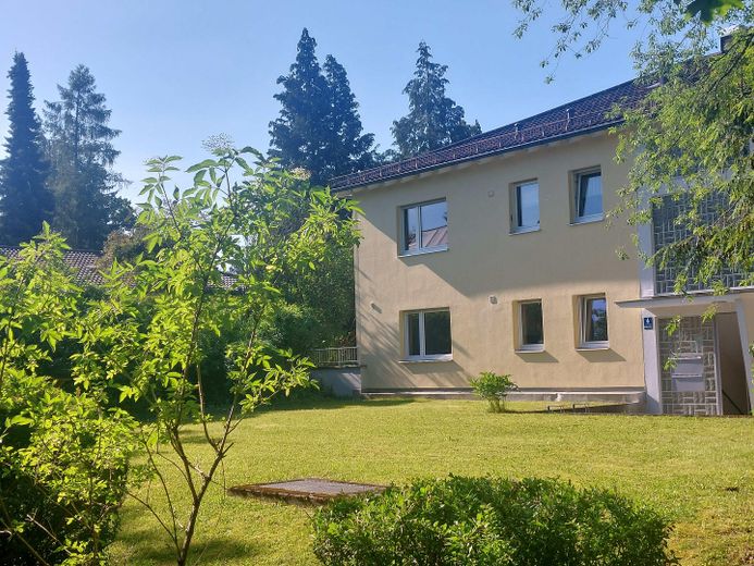 Appartement calme de 4 pièces situé dans un emplacement privilégié de Munich-Großhadern avec loggia exposée au sud – Rückansicht