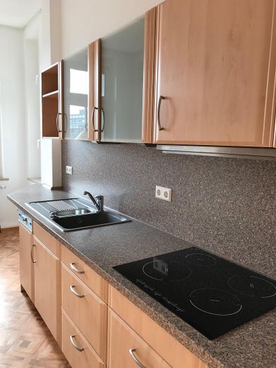 UNI Yakını Chemnitz Bernsdorf’ta YENİ 6 Odalı Daire – Küchenzeile rechts