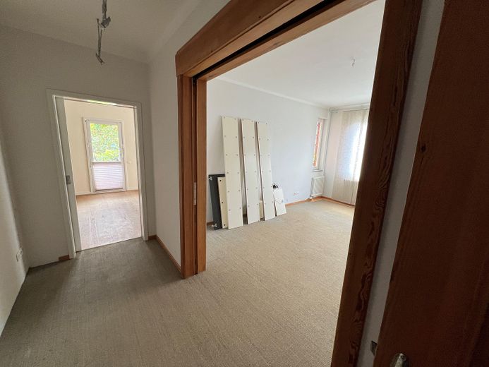 PROVISIONSFREI: Charmantes EFH in zentraler, ruhiger Anliegerstraße – rechts das Wohnzimmer