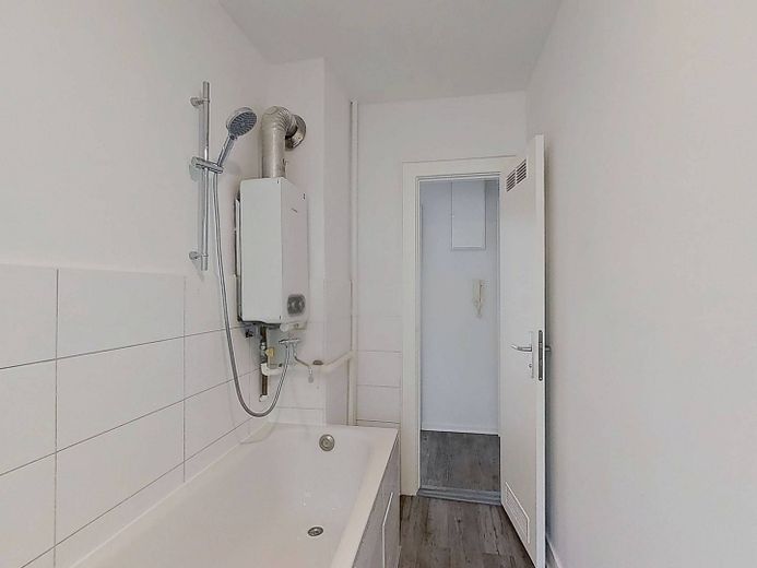 Die Blätter fallen, Ihre Miete auch: Helle 3-Zimmer-Wohnung mit Balkon – Ansicht II: Badezimmer