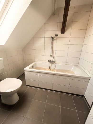 Frisch sanierte 2-Zimmer-Dachgeschosswohnung mit Klimaanlage | Garten optional – Badezimmer 1