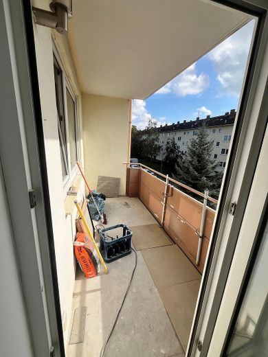 Kompleks tadilatlı: Gonsenheim’ın seçkin konumunda bol ışık alan 3 odalı daire – Balkon