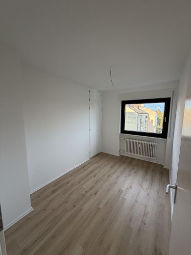 Première occupation après rénovation complète – appartement exclusif de 3 pièces avec loggia orientée plein sud – Vielseitig nutzbares Zimmer