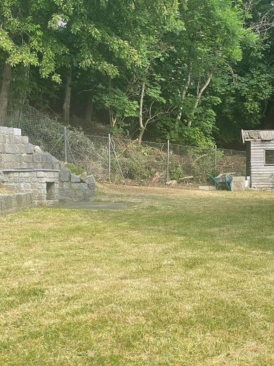 Grillplatz hinter dem Haus