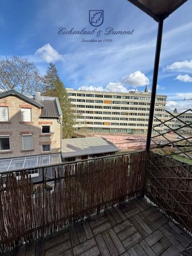 Gepflegte 4-ZKB Altbauwohnung mit Balkon im Regierungsviertel – Balkon