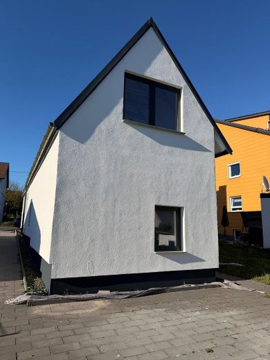 Modernisiertes Einfamilienhaus mit separatem Wohnbereich und großem Garten in Lonnerstadt – Hinteransicht 3