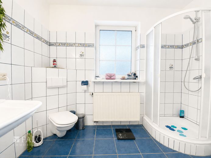 ***Ihr neues Zuhause: Gepflegte Doppelhaushälfte mit viel Platz und idyllischem Garten*** – Badezimmer OG