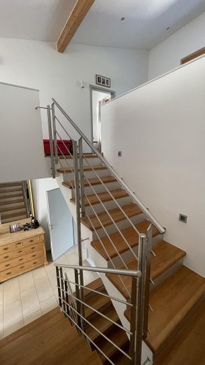 Maison d’architecte baignée de lumière dans un emplacement privilégié – Habiter avec une vue dégagée sur la verdure – Treppenhaus