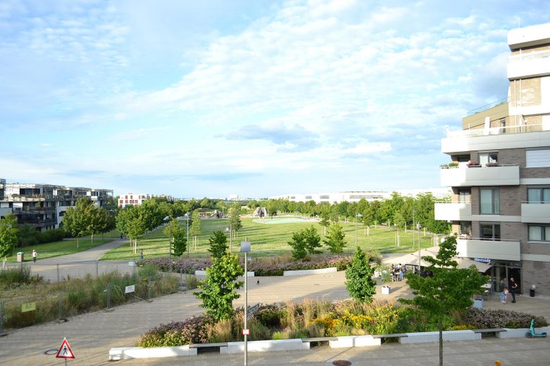 Beautiful 3-room apartment with a park view and plenty of sunlight in Riedberg, Frankfurt am Main – Parkblick vom Wohnzimmer