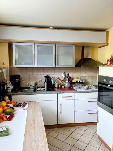 Charmante vermietete Souterrain-Wohnung mit 3 Zimmern, Einbauküche und separatem Eingang in ruhiger Lage – Küche
