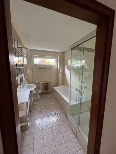 Geothermie - Pullach - helle, große Wohnung auf parkähnlichem Grundstück – Badezimmer
