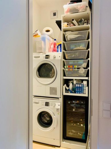 Vollmöblierte sonnige 2,5 Zimmer Wohnung mit Skyline Blick – Abstellraum mit WM + Trockner