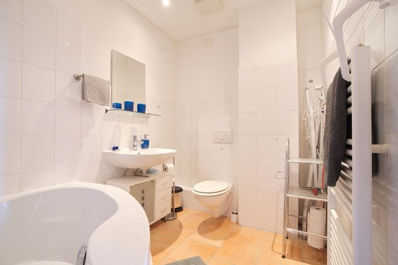 Modern eingerichtete, großzügig geschnittene Wohnung mit Internetzugang und Balkon, zwei Bäder, nahe U-Bahn und Einkaufsmöglichkeiten – 2688bda6f2de62b077396085a84453b18483a031.jpg