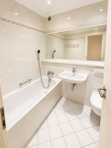 Lichtdurchflutete 2 Zimmer Wohnung in zentraler, aber ruhiger Lage von Unterhaching – Badezimmer
